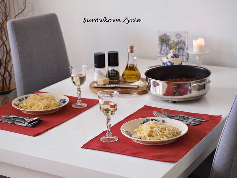 Spaghetti z cukinią i boczkiem w czerwonym sosie
