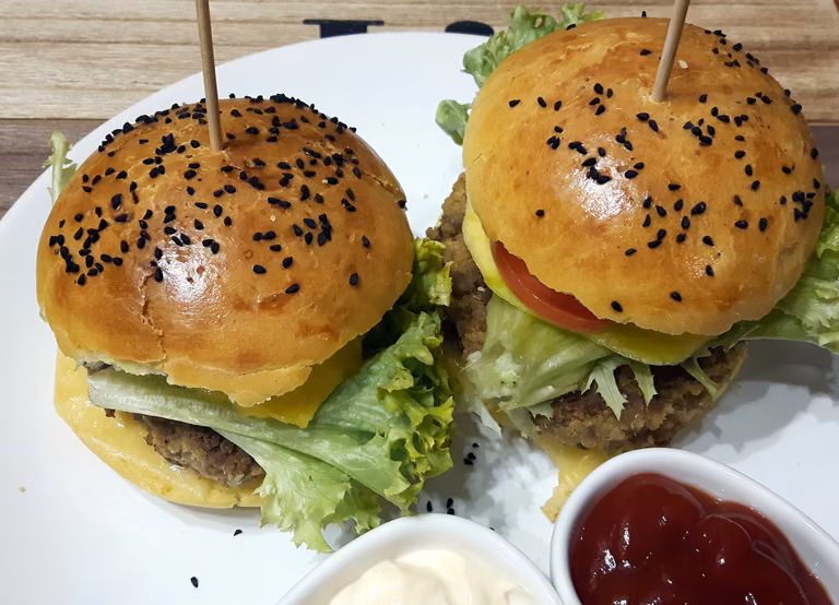 BURGERY WOŁOWO-JAGLANE Z MANGO