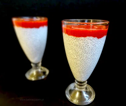 Pudding z nasionami chia i musem truskawkowym