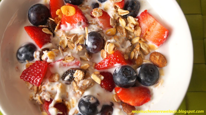 Musli z truskawkami i borówkami - 304 kcal