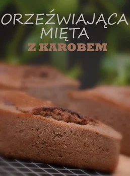 PUSZYSTE CIASTO: ORZEŹWIAJĄCA MIĘTA Z KAROBEM