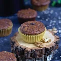 Kakaowo-owsiane muffinki z bananami, czekoladą i orzechami