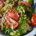 Lekka sałatka z brokułem i pomidorem
