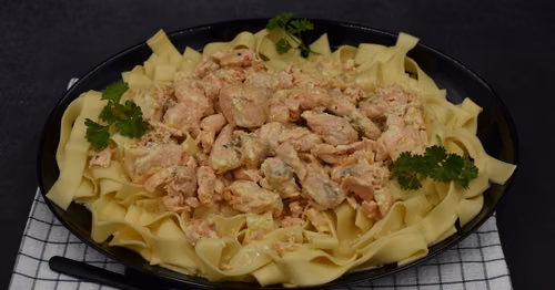 Łosoś z tagliatelle w sosie z mascarpone