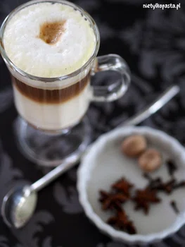 Dyniowe latte - najlepsza kawa z dodatkiem syropu dyniowego z przyprawami