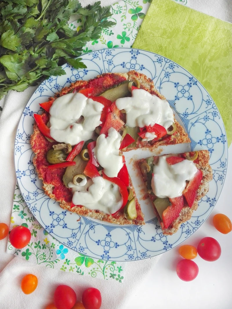 Zdrowa pizza z patelni na twarogowym spodzie