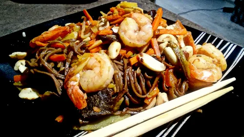 Orientalny makaron soba z krewetkami