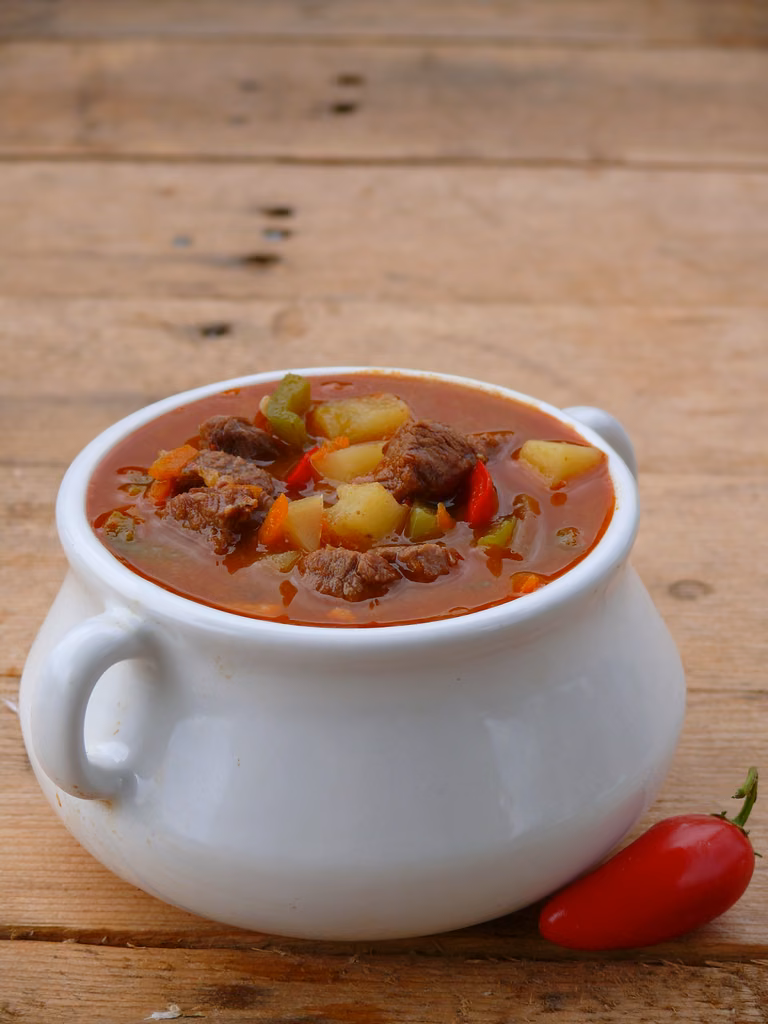Zupa gulaszowa, która rozpali w tobie ogień!