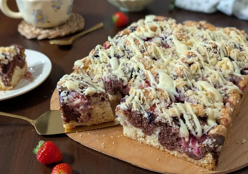 Puszyste ciasto łaciate z owocami i kruszonką