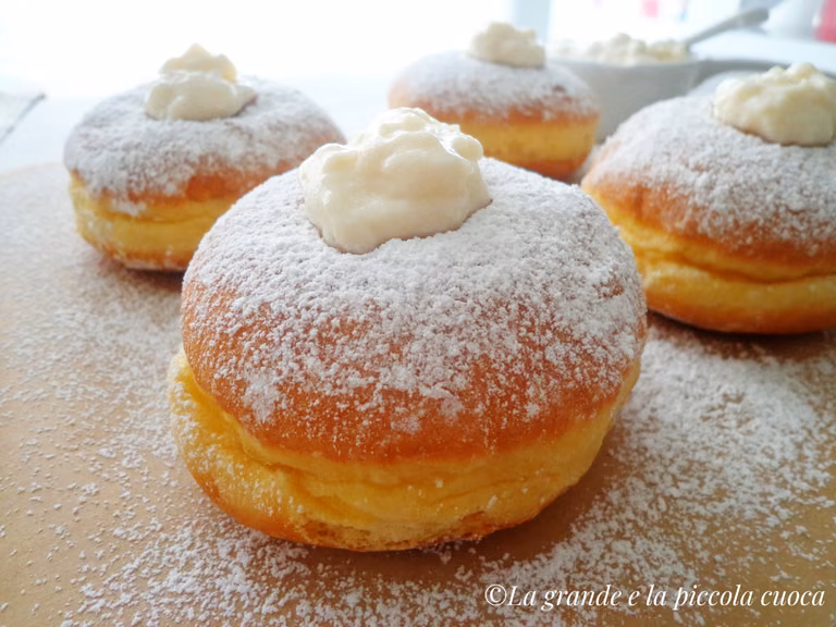Bomboloni alla crema - włoskie pączki z kremem budyniowym