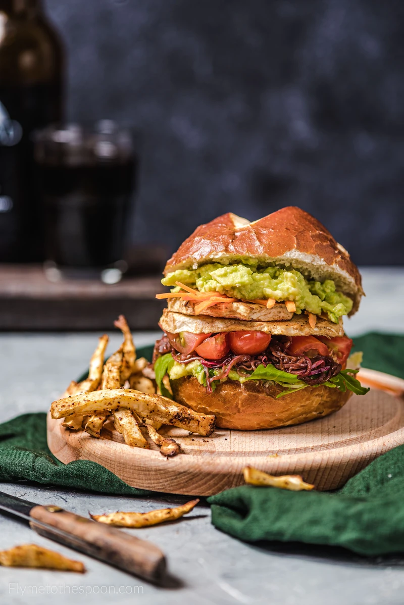 Burgery wegetariańskie z selerem i guacamole z karmelizowaną cebulą