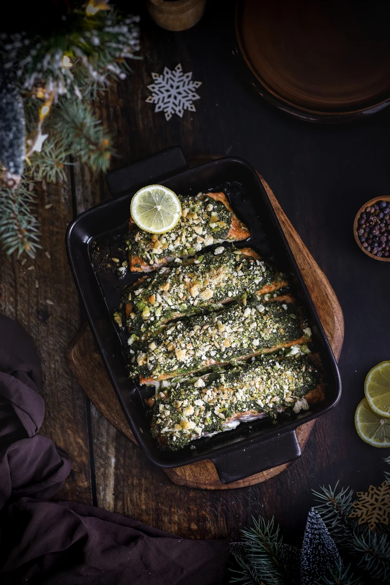 Łosoś z zielonym pesto i kruszonką