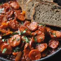 Kiełbasa smażona z cebulą w sosie pomidorowym