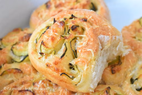 Drożdżowe ślimaczki z cukinią i parmezanem