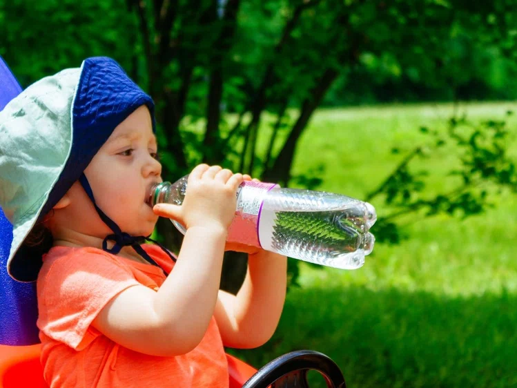 Zdjęcie Jak nauczyć dziecko pić wodę? Poznaj 5 sposobów! #2
