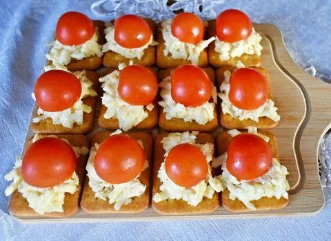 Krakersy z pastą serową i pomidorkami
