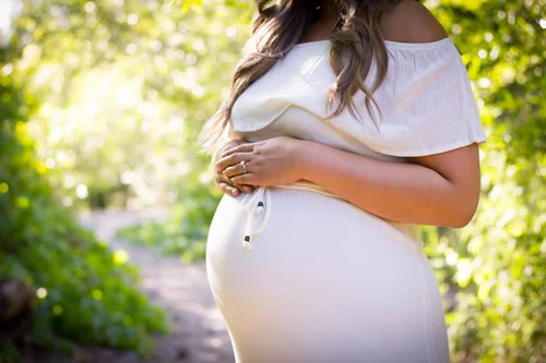 Cesarskie cięcie vs poród naturalny: która opcja jest lepsza?