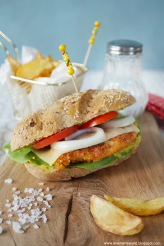 Domowy chicken burger z frytkami