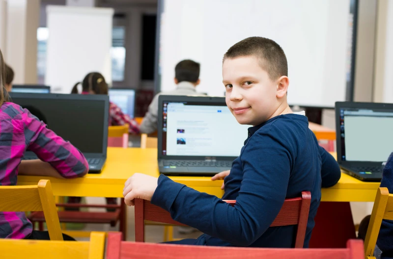 Darmowe Laptopy dla uczniów: Kto dostanie je pierwszy , a kto poczeka do końca roku?