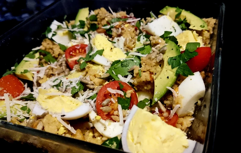 lunchbox z kaszą kuskus i jajkiem
