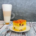 Prosty biszkopt z borówkami i masą serową