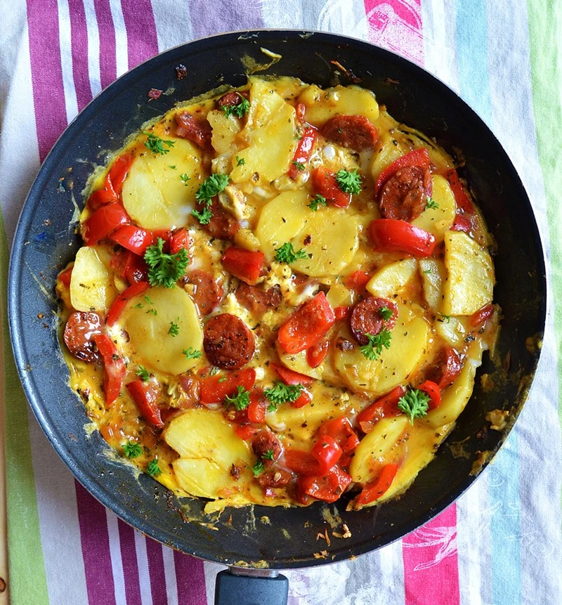 Hiszpańska tortilla z kiełbasą i papryką