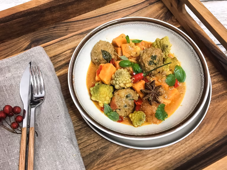 Curry z batatów i kalafiora z kulkami wołowymi