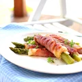 Grillowane szparagi z szynką długo dojrzewającą i serem camembert