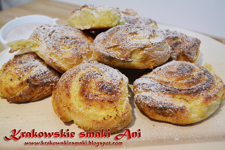 Drożdżowe ślimaczki z serem i cynamonem