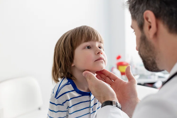 Zdjęcie Jak rozpoznać anginę u dziecka? Przyczyny, objawy i leczenie #1