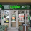 Żabka zaskoczyła nową, nietypową usługą! Klienci mogą zabrać do sklepu za długie spodnie i zepsuty zamek