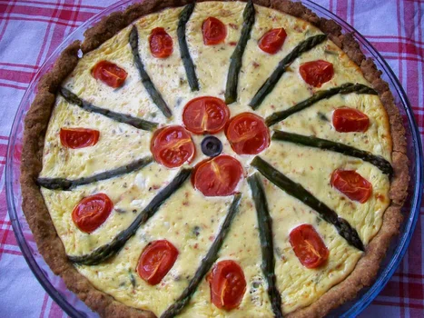 Wiosenna tarta ze szparagami