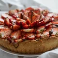 Tarta z budyniem i truskawkami