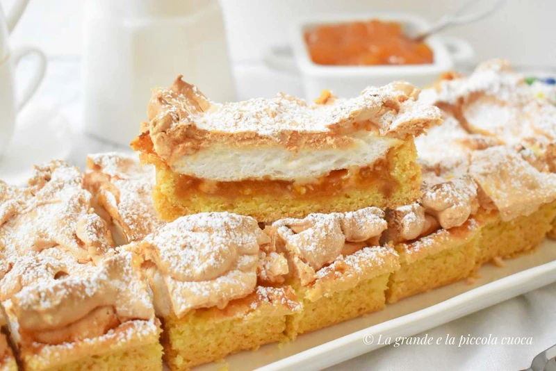 Krucha tarta z bezą i konfiturą morelową