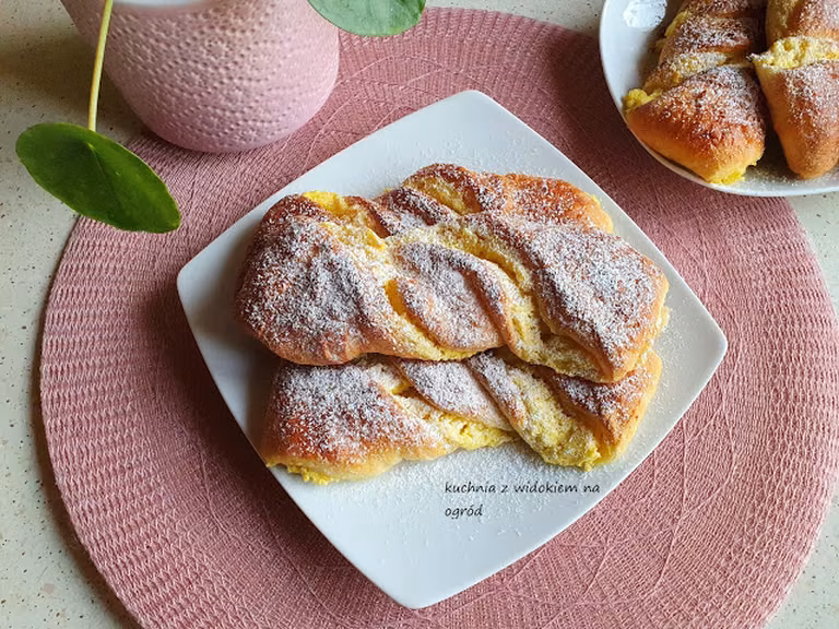 Zakręcone drożdżówki z serem