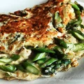 Omlet ze szparagami i pomidorami