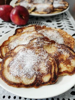 Placki z jabłkami na jogurcie.