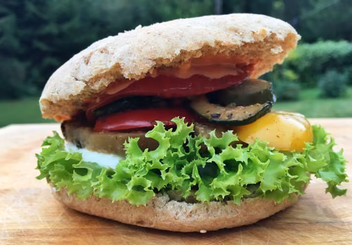 BURGER Z GRILLOWANYMI WARZYWAMI I MOZZARELLĄ