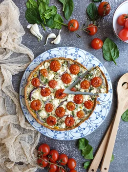 Tarta ze szpinakiem, pomidorkami i serem feta