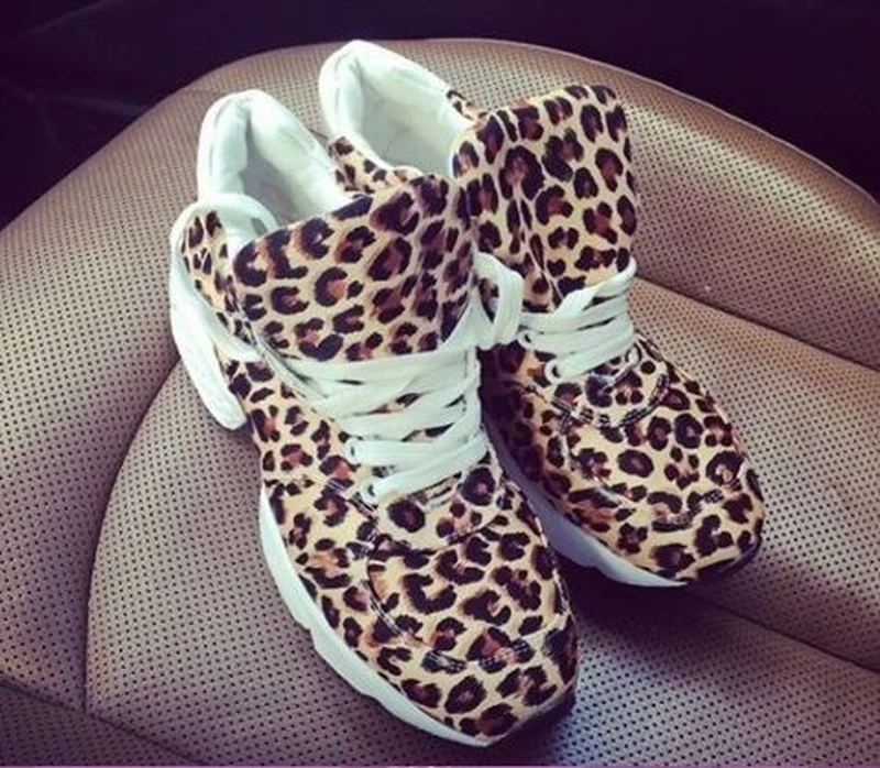Sportowe buty w panterkę