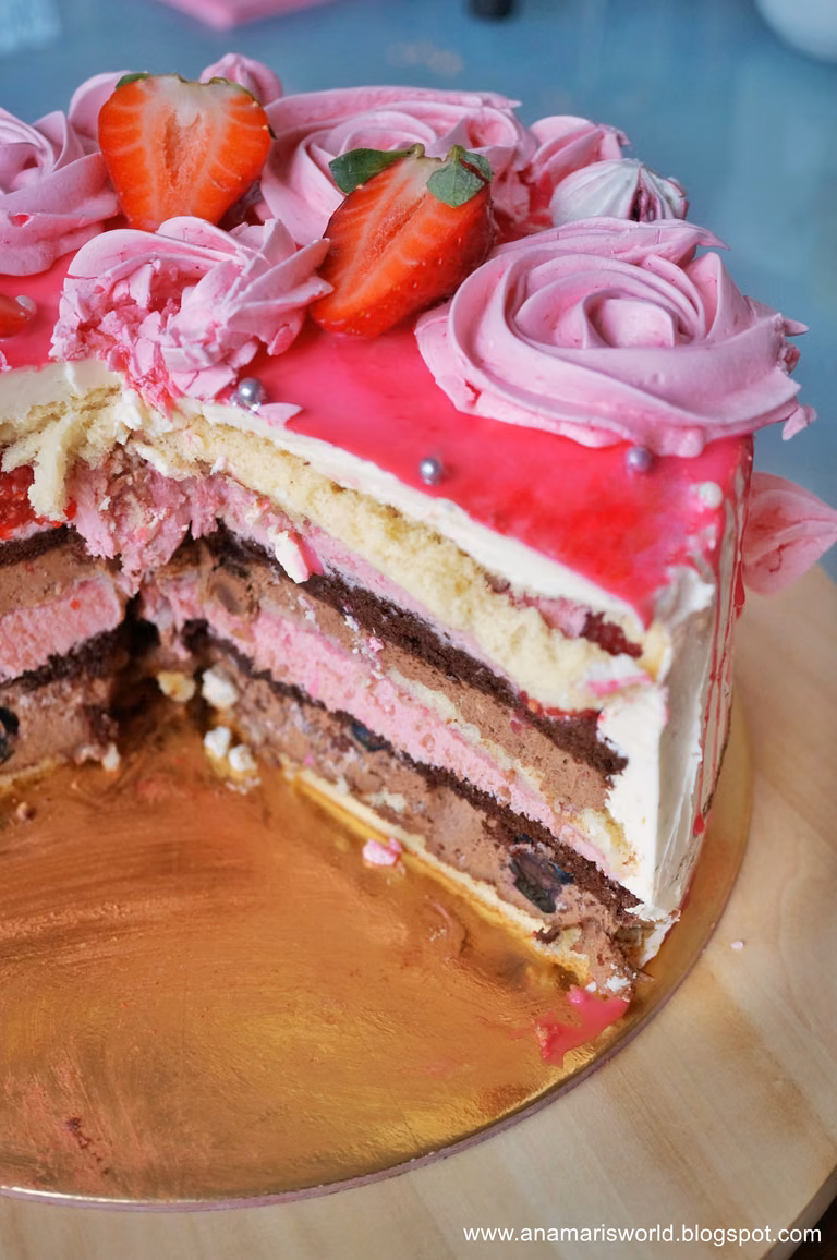 Tort czekoladowo-malinowy z różami bezowymi