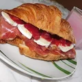 Croissanty z camembertem, szynką szwarcwaldzką i żurawiną