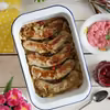 Pieczona biała kiełbasa z cebulką