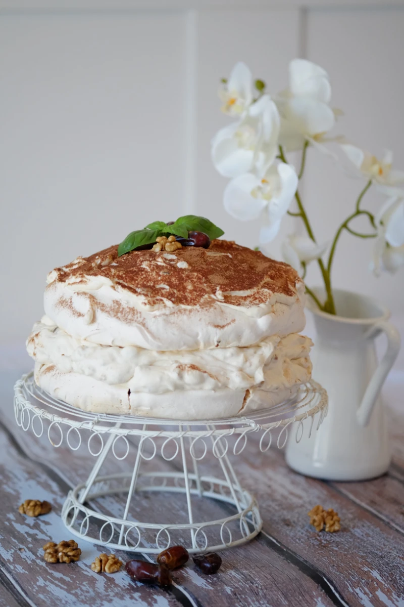 Tort bezowy Dacquoise (dakłas) z daktylami