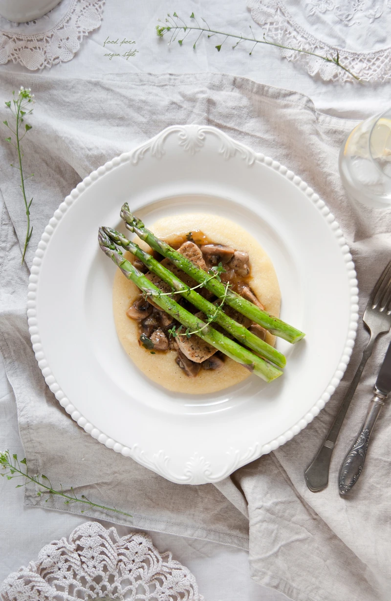 Grillowane szparagi z tofu, sosem pieczarkowym i polentą