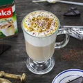 Kawa o smaku Snickers - z karmelem, orzechami i mleczną pianką.