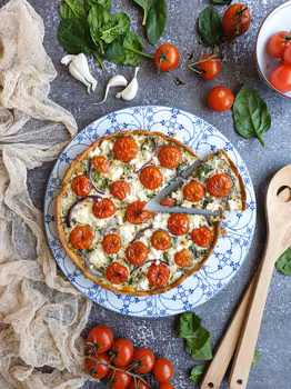 Tarta ze szpinakiem, pomidorkami i serem feta