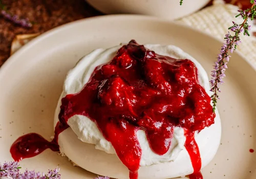 Cynamonowe bezy ze śliwkami