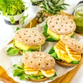 Burgery z grillowanym serem halloumi, ananasem i sosem chimichurri