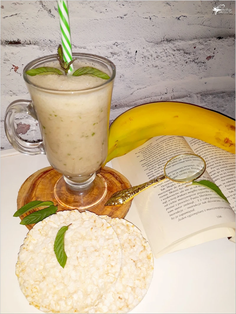 Zdrowe i orzeźwiające smoothie na wodzie kokosowej